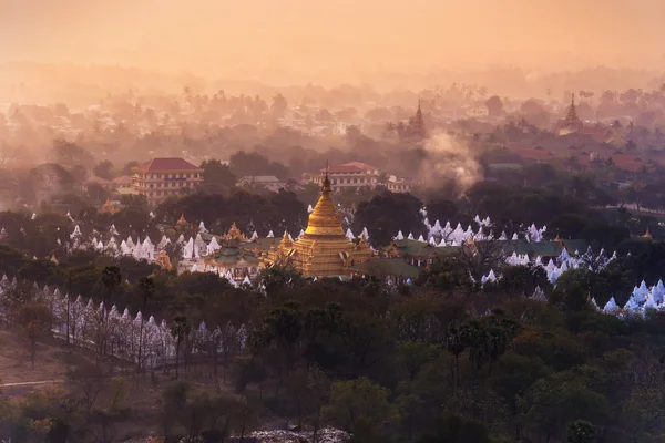 Mandalay Tepesi'nden Pagoda adlı gündoğumu