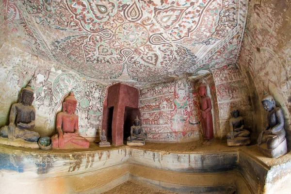 Пещеры Пхо Вин Таунг — стоковое фото