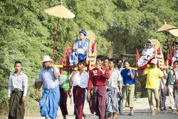 Shinbyu eller novitiation ceremoni — Stockfoto