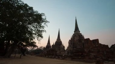 Ayudhya, Tayland 'da gün batımında bir tapınağın hızlandırılmış videosu