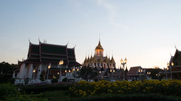 โลฮา พราซาดะ เสาไฟโลหะส องสว างในเวลากลางค งอย ดราชดาราม งเทพฯ ประเทศไทย — วีดีโอสต็อก