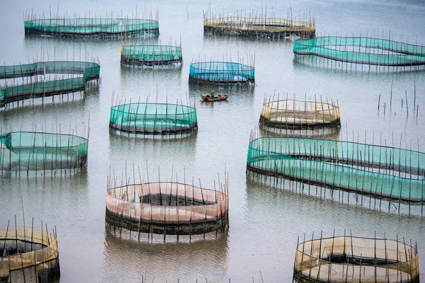 Pescatore Che Naviga Tra Reti Pesca Giganti Rotonde Distese Fango — Foto Stock