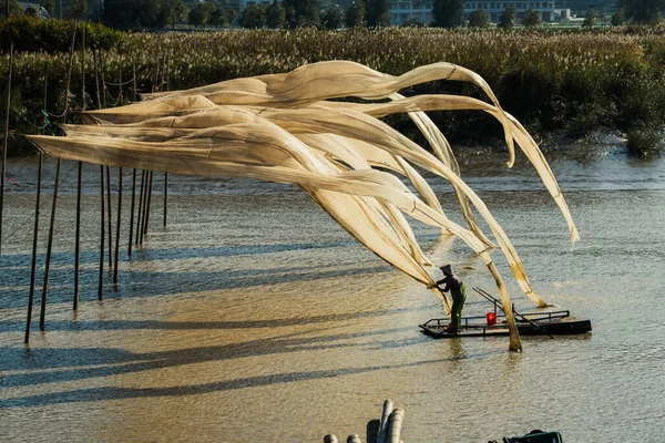 Pescatore Appende Reti Pesca Giganti Asciugare Xiapu — Foto Stock