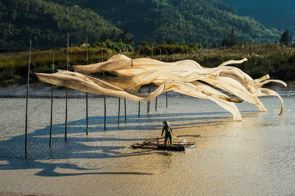 Fisherman Hangs Giant Fishing Nets Dry Xiapu China — Stock Photo, Image