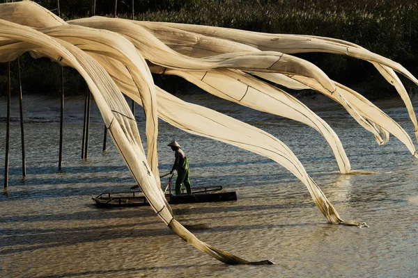 Xiapu China Dec 2019 Fisherman Hangs Giant Fishing Nets Dry — Stock Photo, Image