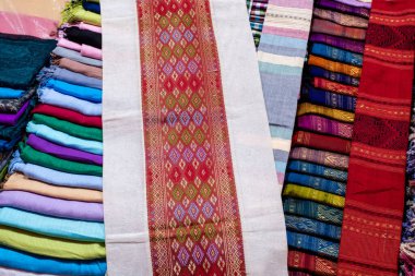 Luang Prabang, Laos 'taki gece pazarında satılık masa örtüleri ve eşyalar var.