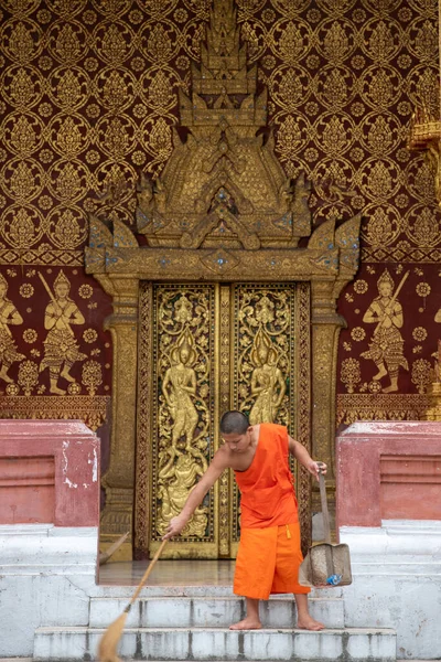 Luang Prabang Laos Dec 2018 Novice Cleans Temple Luang Prabang — 图库照片