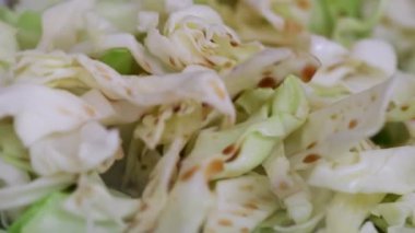 Balık soslu tavada kızartılmış lahana