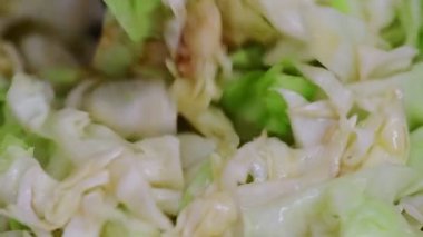 Balık soslu tavada kızartılmış lahana