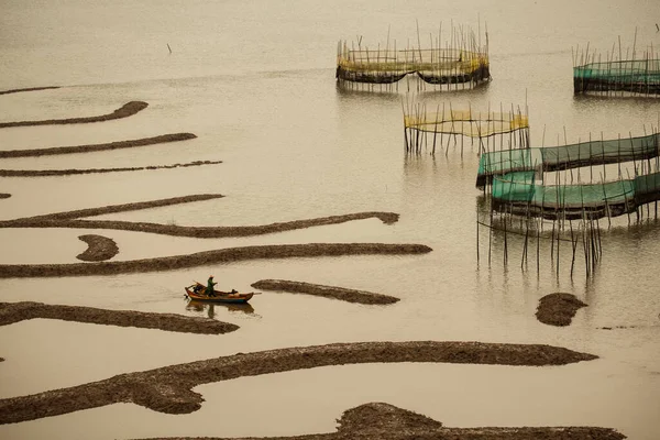 Una Barca Che Solca Fanghi Xiapu Con Bassa Marea — Foto Stock