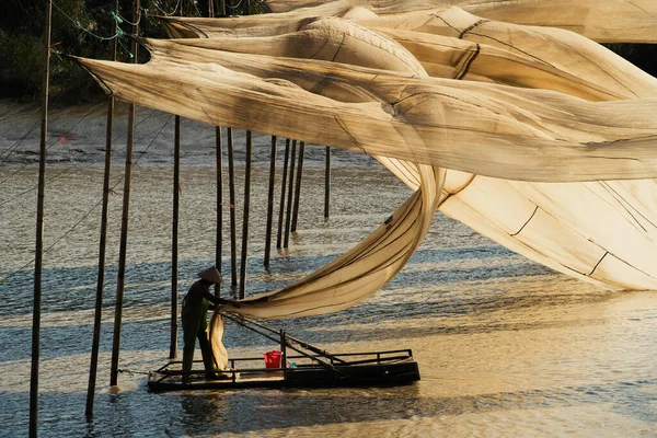 Xiapu China Dec 2019 Pescador Suspende Redes Pesca Gigantes Para — Fotografia de Stock