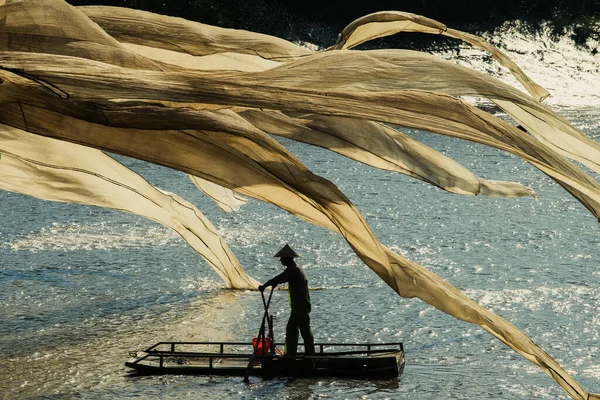 Xiapu Cina Dec 2019 Pescatore Appende Reti Pesca Giganti Asciugare — Foto Stock