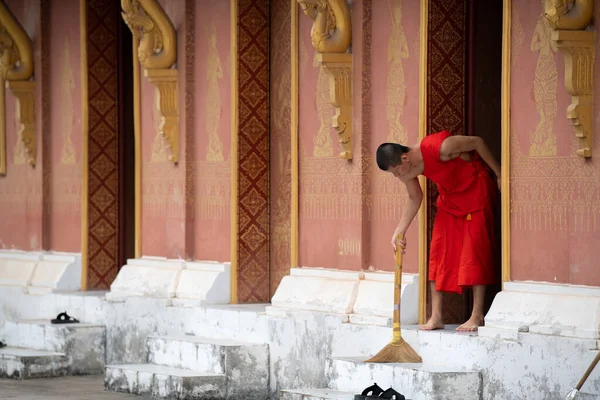 Luang Prabang Laos Dec 2018 Novice Cleans Temple Luang Prabang — 图库照片