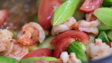 Salatalık ve domatesli karides kızartması.