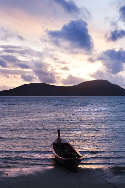 Boot in zee bij zonsondergang — Stockfoto