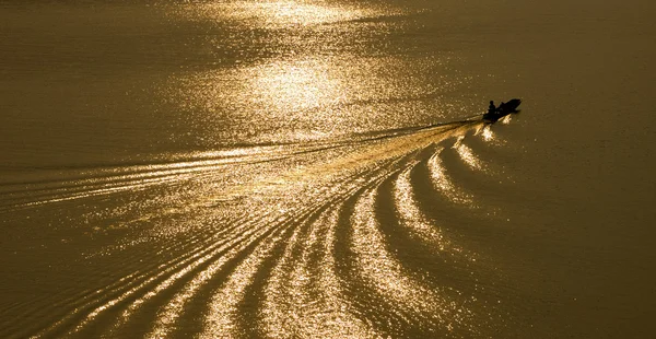 Barco movendo-se através de um rio dourado — Fotografia de Stock