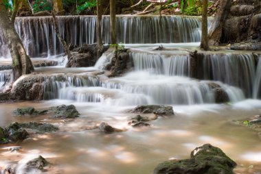 küçük uçurumdan basamaklı şelale