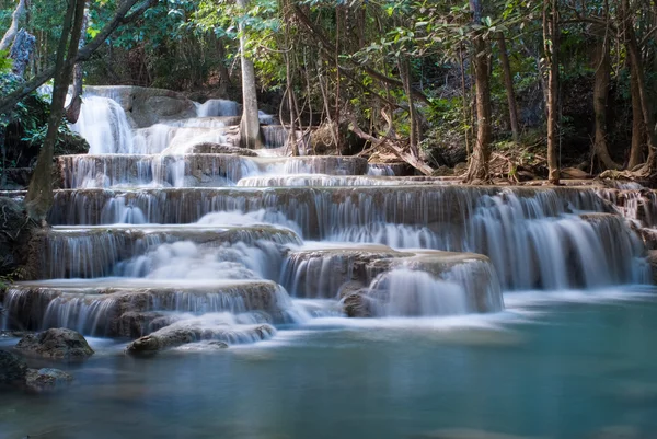 Waterfalls cascading off small cliffs — Stock Photo, Image