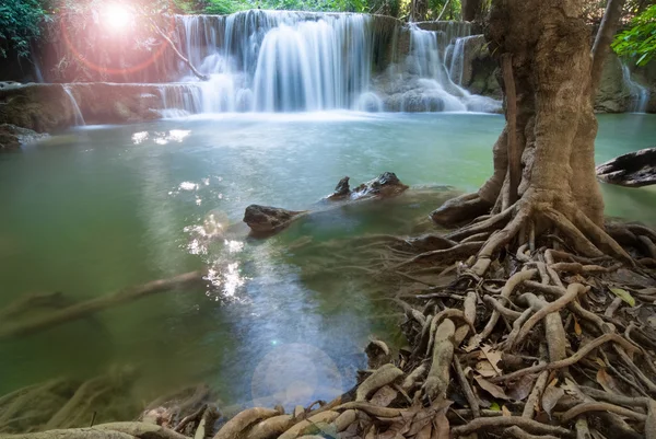 Wasserfälle, die von kleinen Klippen abstürzen — Stockfoto