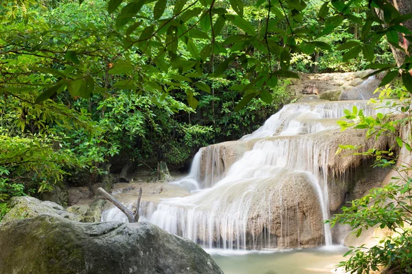 Wasserfälle im Wald — Stockfoto