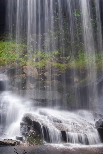 Vattenfall i skogen — Stockfoto