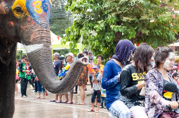 Salpicos de água durante o Festival de Songkran — Fotografia de Stock