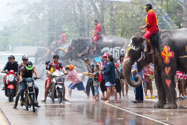 Éclaboussures d'eau pendant le Festival de Songkran — Photo