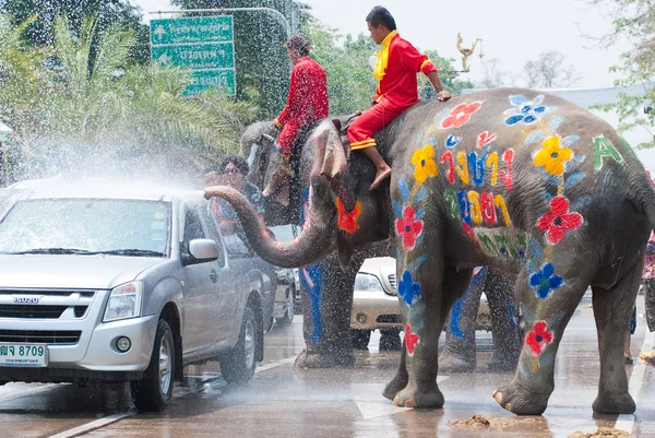 Elefante espirrando água durante o Festival de Songkran — Fotografia de Stock