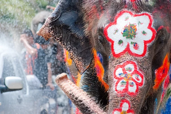 Elefant stänkande vatten under Songkran Festival Stockbild