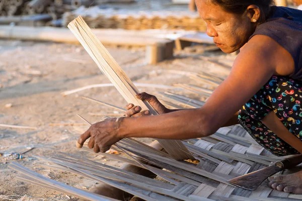 Las mujeres locales están haciendo paneles de bambú — Foto de Stock