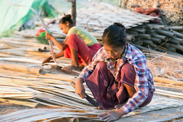 Local women are making bamboo panels — Stock Photo, Image