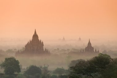 Sunrise bagan pagodadan üzerinde