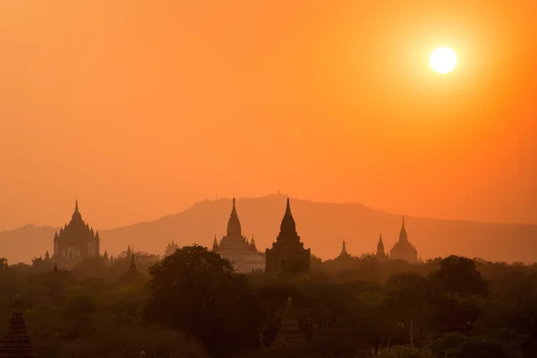Puesta de sol sobre pagodas de Bagan — Foto de Stock
