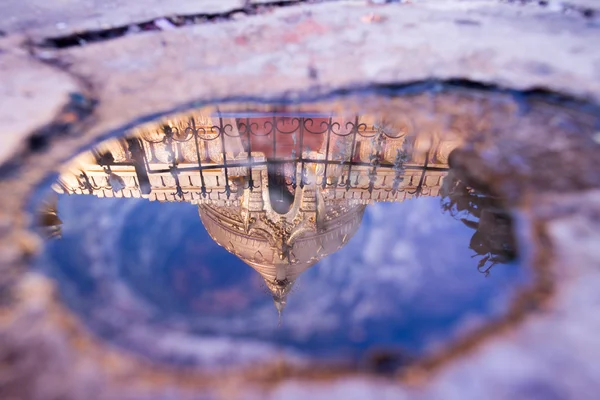 Reflektion av Shwezigon Paya — Stockfoto