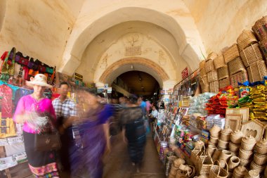 Müşteriler alışveriş sokaktan yürüyüş