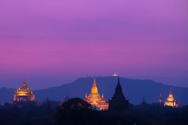 Sonnenuntergang über Pagoden in Bagan — Stockfoto