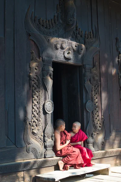 Jung im bagaya kyaung Kloster — Stockfoto
