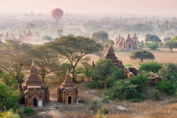 Gruppe von Pagoden und Tempeln in bagan — Stockfoto