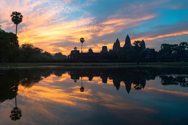 Angkor Wat bei Sonnenaufgang — Stockfoto