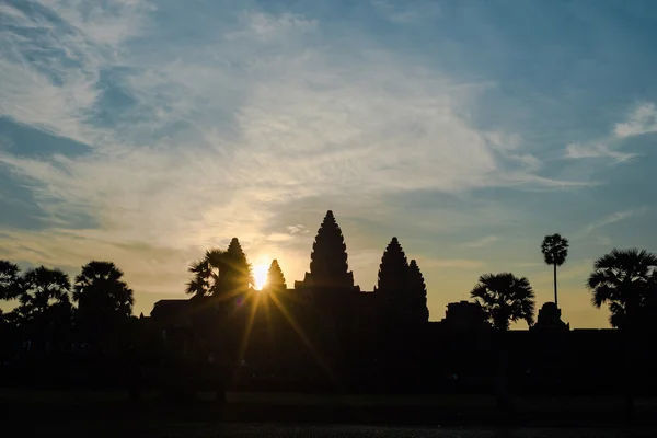 Angkor Wat bei Sonnenaufgang — Stockfoto