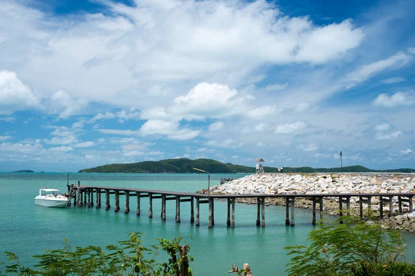 Wooden pier and blue sky — Stock Photo, Image