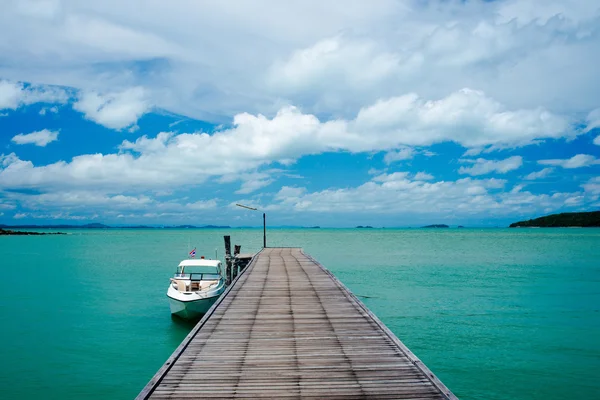 Booat tied to a wooden pier — Stock Photo, Image