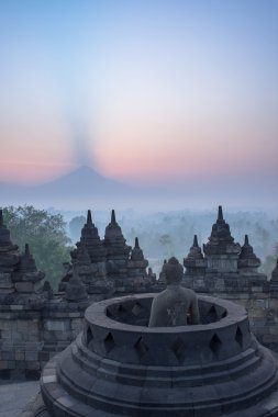 Merapi yanardağı üzerinde gündoğumu