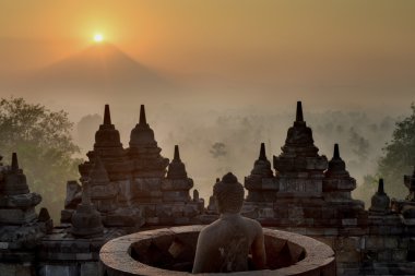 Merapi Volkanı Borobudur Tapınağı'nda