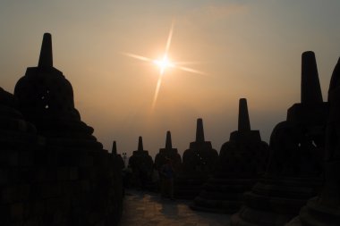 Günbatımı Borobudur Tapınağı'nda delikli stupas üzerinde