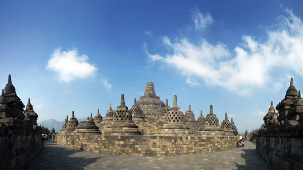 Touristen genießen den Borobudur-Tempel — Stockfoto