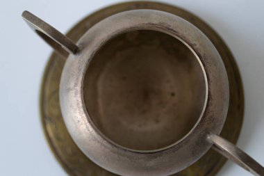 Küçük bir metal kasenin yakın plan fotoğrafı. Bu resim 