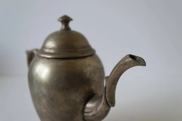 Küçük Bir Metal Çaydanlığın Yakın Plan Fotoğrafı Resim Eski Estetik — Stok fotoğraf