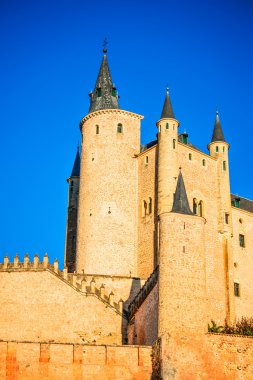 Segovia, İspanya. Segovia 'nın ünlü Alcazar' ı, 1120 yılında inşa edilmiş kayalık bir uçurumdan yükseliyor. Castilla y Leon.