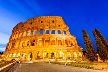 Roma, İtalya. Kolezyum, Kolezyum veya Kolezyum, Flavian Amfitiyatrosunun Roma İmparatorluğu 'nun gelmiş geçmiş en büyük simgesi..